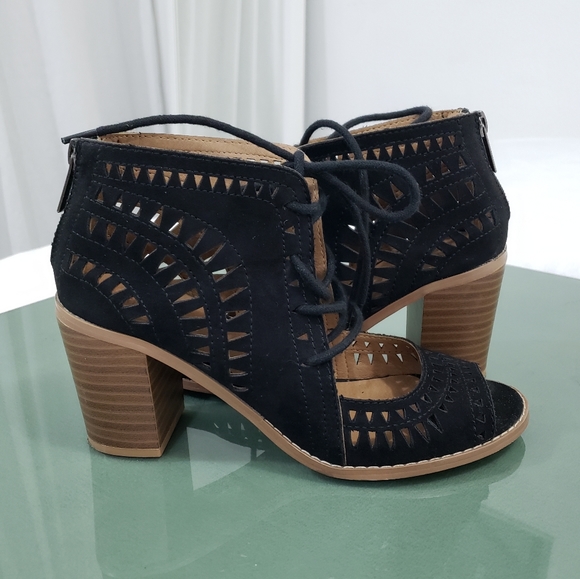 Canyon River Blues Shoes - EUC Canyon River Blues Black & Brown Lace Up Heels